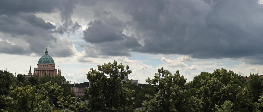 Dunkle Wolken zogen am Montagnachmittag über Potsdam auf.  