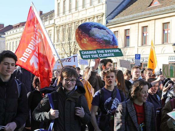 Am Freitagmittag demonstrierten hunderte Schüler gegen die aktuelle Klimapolitik.