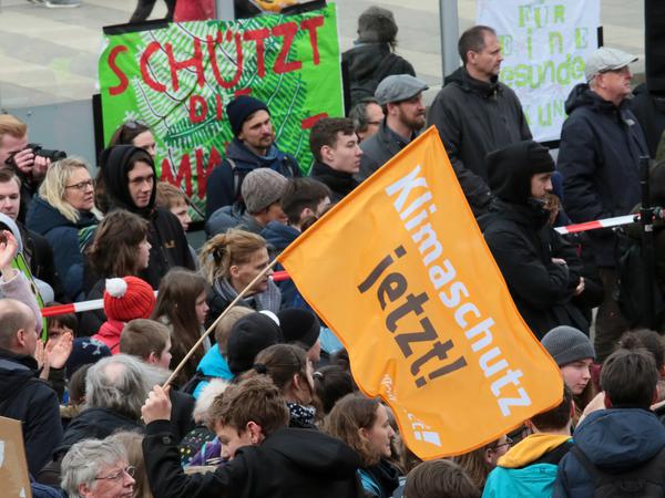 Etwa 1800 Demonstranten protestierten am Freitag in Potsdam gegen die aktuelle Klimapolitik und für mehr Umweltschutz.