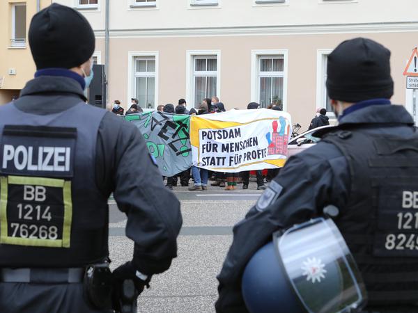 Polizisten begleiteten die Demonstration in Potsdam.