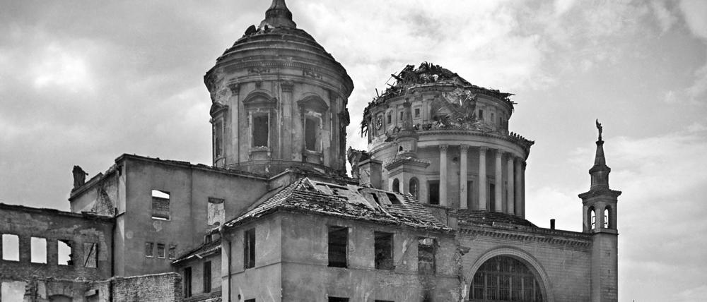 Die Nikolaikirche wurden erst durch den Luftaangriff, dann durch sowjetischen Artilleriebeschuss beschädigt.