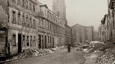 Nach den Bomben. Im Hintergrund der zerstörte Turm der Garnisonkirche.