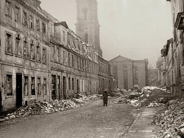 Nach den Bomben. Im Hintergrund der zerstörte Turm der Garnisonkirche.