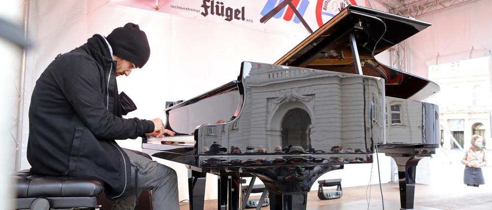 "Flügel gegen Flügel". Starpianist Igor Levit spielte vor dem Potsdamer Landesparlament eine Improvisation.