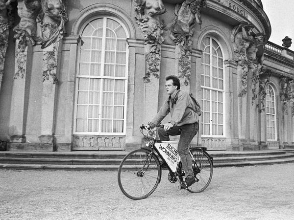 1991 fotografiert Daniel Biskup diesen Mann auf dem Rad - der nach einer Wohnung sucht - vor dem Schloss Sanssouci.