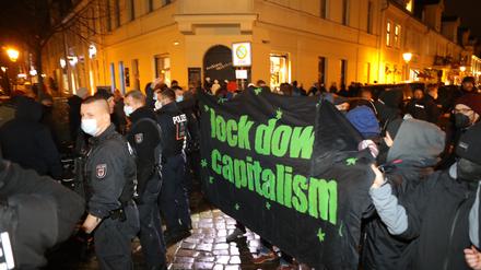 Linke Gegendemonstranten stellten sich in der Vorwoche dem nicht genehmigten "Lichterspaziergang" in der Gutenbergstraße entgegen.