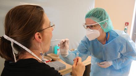 In der Abstrichstelle:  die Medizinische Fachangestellte Claudia Franz bei der Speichelabnahme für den Corona-Test.