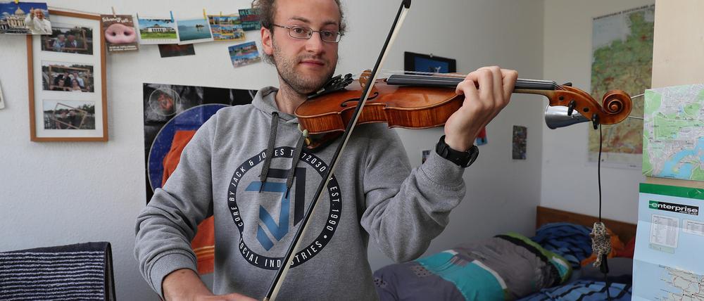 Jakob spielt Geige und wohnt seit Ende letzten Jahres in einer WG im Staudenhof in Potsdams Innenstadt.