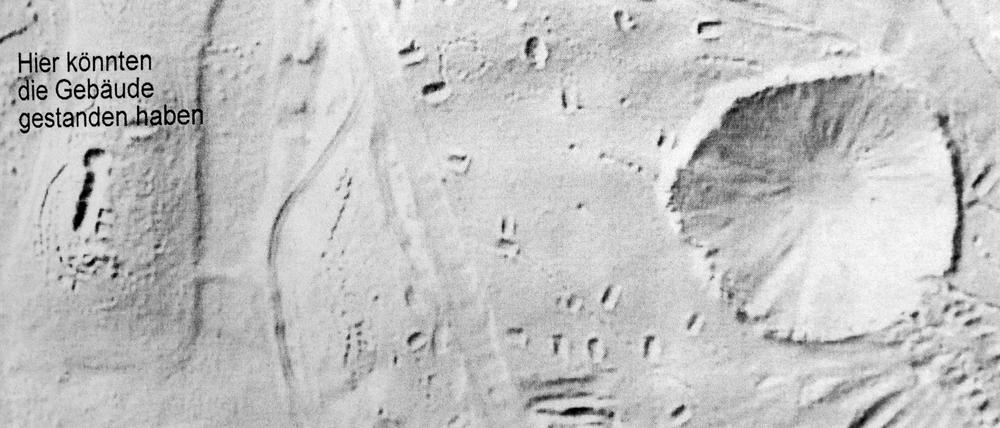 Mysteriöser Krater im Wald bei Fahrland. Der Krater hat einen Durchmesser von etwa 120 m und stammt vermutlich von Munitionssprengungen der in der ehemaligen DDR stationierten Sowjetischen Armee.