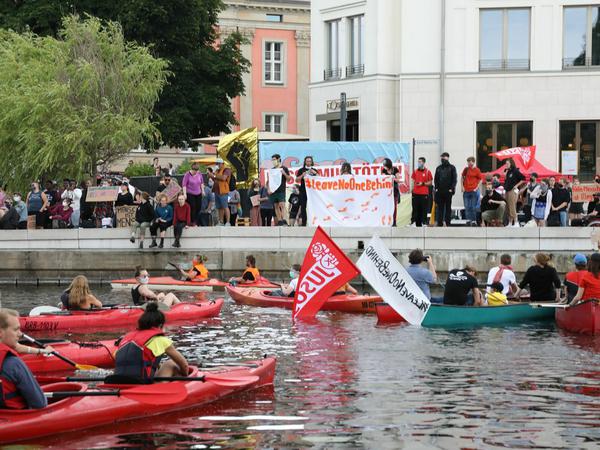Boot Demonstration "Volle Solidarität voraus - Von der Havel bis zum Mittelmeer" in Potsdam.