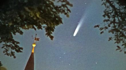 Der Komet "Neowise" über der Potsdamer Friedrichskirche in Babelsberg.