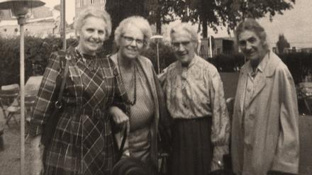 Dem Grauen entkommen. Andrea und Valerie Wolffenstein zusammen mit Gertrud und Elisabeth Schiemann (v.l.) im Sommer 1965 in Berlin.