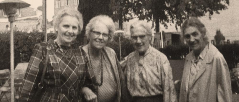 Dem Grauen entkommen. Andrea und Valerie Wolffenstein zusammen mit Gertrud und Elisabeth Schiemann (v.l.) im Sommer 1965 in Berlin.