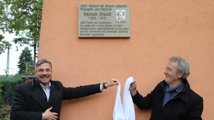 Oberbürgermeister Mike Schubert (links) enthüllt gemeinsam mit Günther Kruse in Erinnerung an Hannah Arendt die neue Gedenktafel am früheren Wohnhaus im Stadtteil Babelsberg.