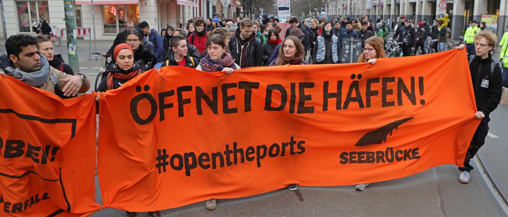 Aktion "Seebrücke" demonstriert in Potsdam gegen die Kriminalisierung der Seenotrettung von Flüchtlingen. (Archivbild vom 20. März 2019)