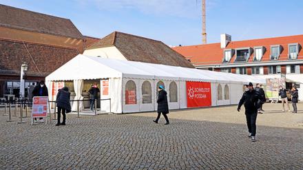 Corona Testzentrum auf dem Neuen Markt in Potsdam mit einer Kapazität von 5000 Testungen am Tag.