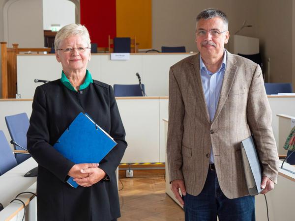Anita Tack und Frank T. Hufert, die Leiter der Expertenkommission zum Corona-Ausbruch am Potsdamer Klinikum.