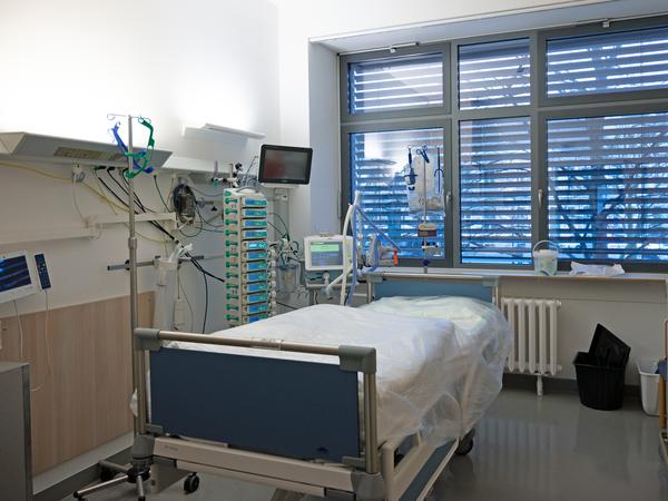 Das Bergmann-Klinikum hat seine Covid-Bettenkapazitäten längst aufgestockt.