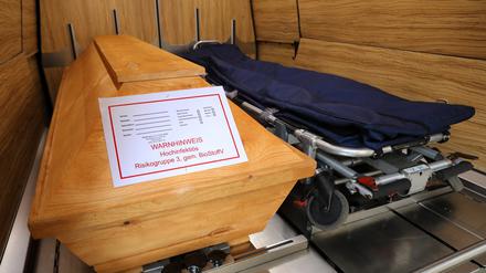 Potsdamer Bestatter in der Coronakrise. Krematoriumssärge für an oder mit Corona Verstorbene werden speziell gekennzeichnet.