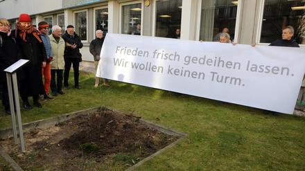Eine Birke vom Ettersberg bei Weimar, wo sich auch die KZ-Gedenkstätte Buchenwald befindet, ist am Samstag am früheren Standort der Garnisonkirche neben dem Rechenzentrum gepflanzt worden.