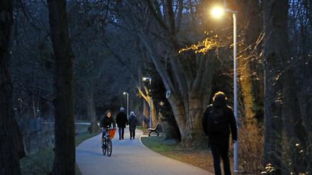 Der Rad- und Fußweg am Havelufer hat jetzt eine "intelligente Beleuchtung". 