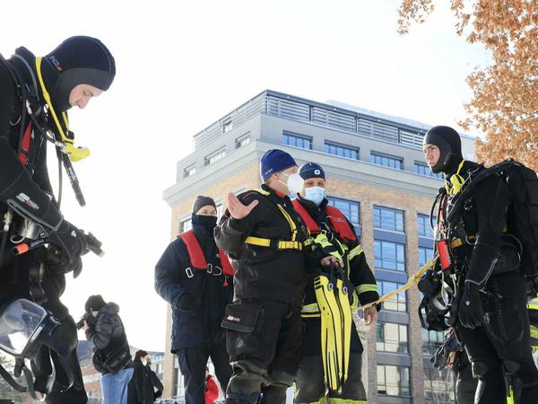 Rettungstaucher der Potsdamer Feuerwehr vor der Übung.