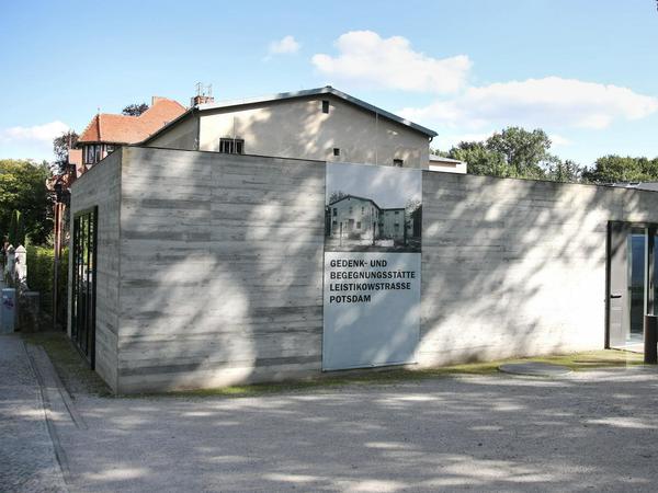 Seit März 2009 gibt es die Gedenk- und Begegnungsstätte Leistikowstraße.