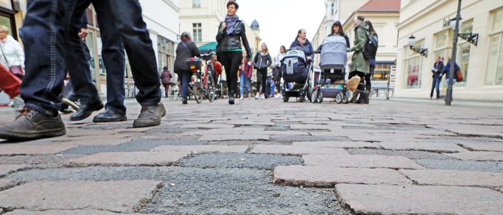 Damit die Fußgänger in Zukunft ohne Probleme über die Einkaufsstraße kommen, wird ab 2020 ein neues Pflaster verlegt.
