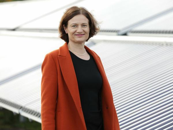 Sophia Eltrop, Noch-Geschäftsführerin der Stadtwerke Potsdaman der Solarthermieanlage am alten Heizwerk Drewitz.