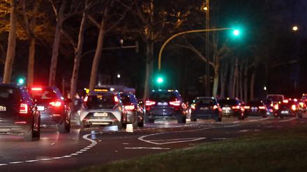 Geduldsprobe für Autofahrer auf der Neuendorfer Straße. Die L40 war am Montagmittag stadteinwärts gesperrt, der Verkehr wurde umgeleitet.