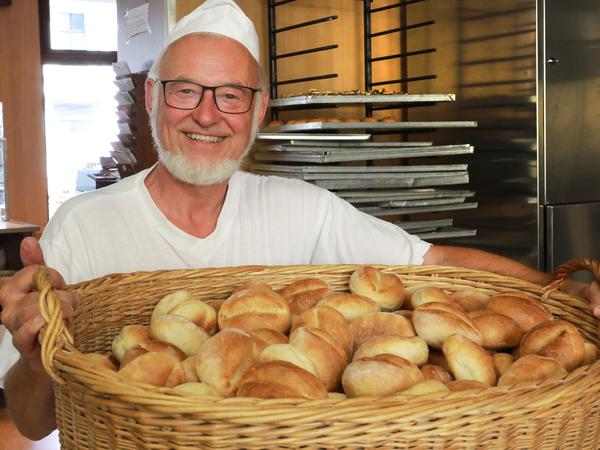 Bäckermeister Werner Gniosdorz von der Bäckerei Braune wird ab Mai die Backwaren rund 10 Prozent teurer machen müssen.