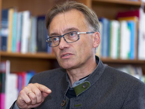 Johann Hafner ist Professor für Religionswissenschaft an der Universität Potsdam. 