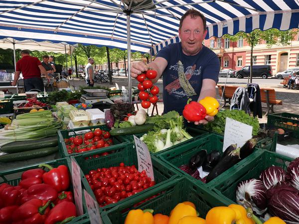 Thomas Behrendt ist Obst- und Gemüsehändler und auf dem Markt auf dem Bassinplatz in Potsdam anzutreffen.