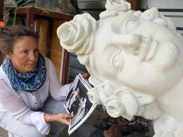 Silke Kiesant, Skulpturenkustodin der Schlösserstiftung, betreut das Projekt. 