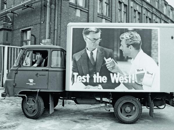West auf Ost: Der mit Werbung "Test the West" beklebte Ost-LKW Robur ist Motto der Ausstellung von Daniel Biskup mit Wendefotos.
