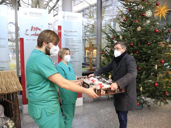 Oberbürgermeister Mike Schubert besucht das St.Josefs-Krankenhaus und übergibt Weihnachtsstollen an die Kolleginnen und Kollegen auf der Covid-Station.