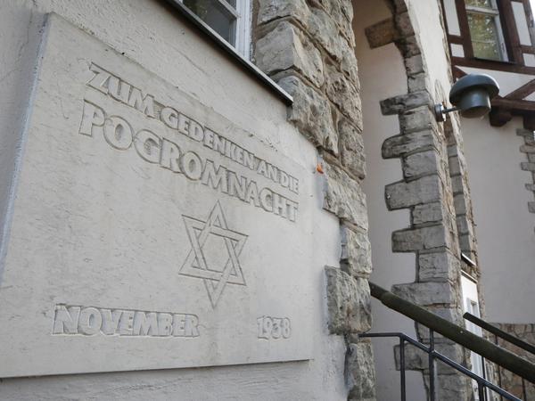 Eine Gedenktafel am ehemaligen Jüdischen Landschulheim erinnert an den antisemitischen Überfall am 10. November 1938.