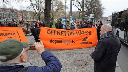 Im März protestierten Aktivisten in Potsdam für die Aufnahme von aus Seenot geretteten Flüchtlingen.