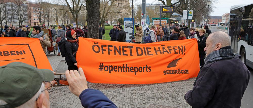 Im März protestierten Aktivisten in Potsdam für die Aufnahme von aus Seenot geretteten Flüchtlingen.