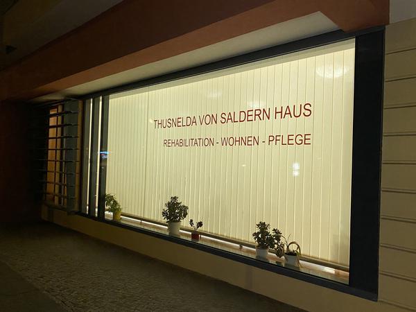 Ein Fenster des Thusnelda-von-Saldern-Hauses, in dem die Gewalttat geschehen sein soll.