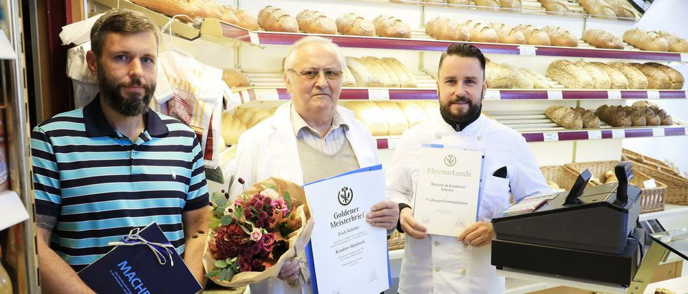 Die drei Bäckermeister in ihrem Laden: Matthias, Erich und Andreas Schröter (von links)