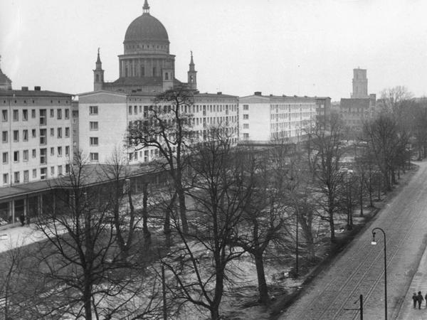 Foto aus dem Jahr 1966: Blick vom Schauspielhaus auf den zugeschütteten Stadtkanal in der Heinrich-Rau-Allee, heute Straße Am Kanal in Potsdam, im Hintergrund die Nikolaikirche und die Ruine der Garnisonkirche.