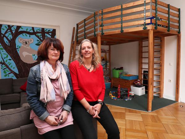 Karin Lefold und Cornelia Kroenes (von links) im Spielzimmer des EJF-Kinderheims „Eva Laube“. 