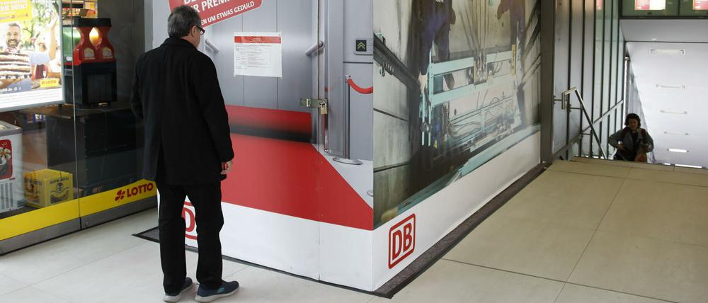 Am Potsdamer Hauptbahnhof wird derzeit der Aufzug zu den S-Bahngleisen ausgetauscht. Das dauert drei Monate.
