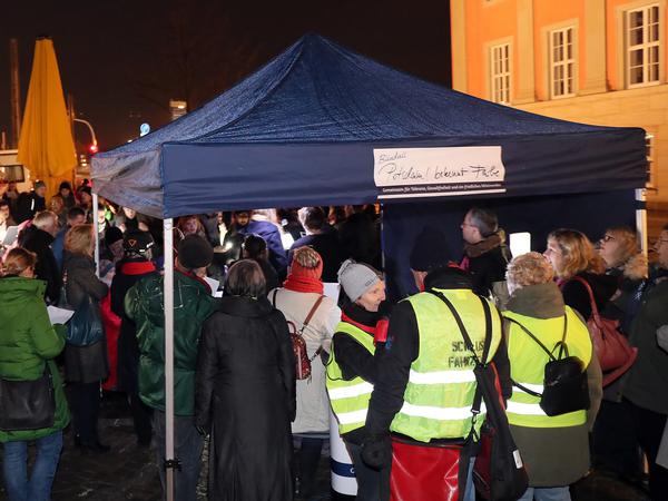 Etwa 200 Menschen nahmen an der Veranstaltung des Bündnisses "Potsdam bekennt Farbe" teil und sangen gemeinsam Weihnachtslieder.