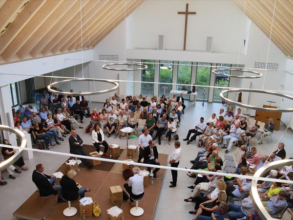 Der PNN-Talk "Aus unserer Mitte" fand im Kirchensaal der Gemeinde Kleinmachnow statt.