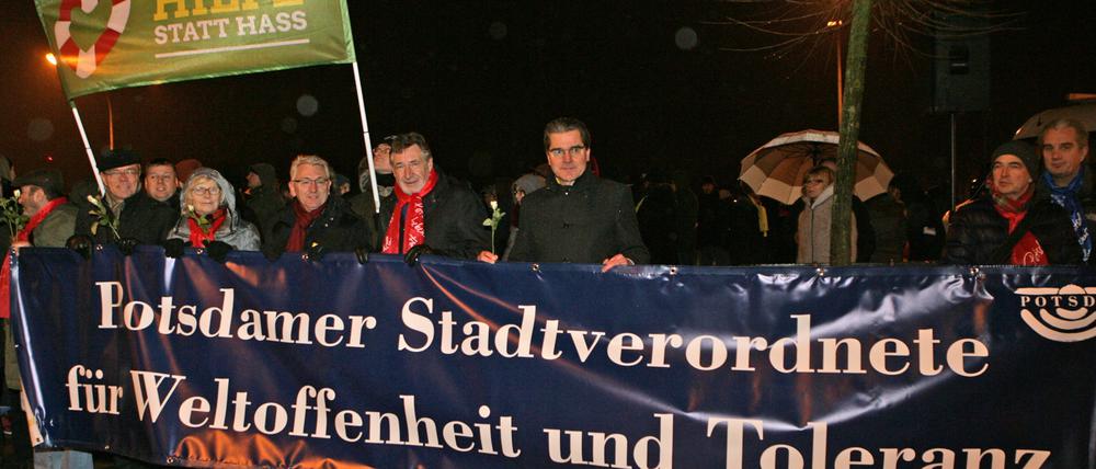 Potsdams Stadtverordnete, darunter auch Oberbürgermeister Jann Jakobs, protestierten am Montagabend am Lustgarten für Weltoffenheit und Toleranz.