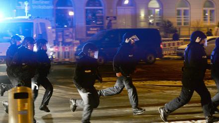 Polizisten rennen am Mittwoch nach einer Demonstration durch die City in Potsdam. In Potsdam fand zum zweiten Mal eine Pegida-Demonstration statt.