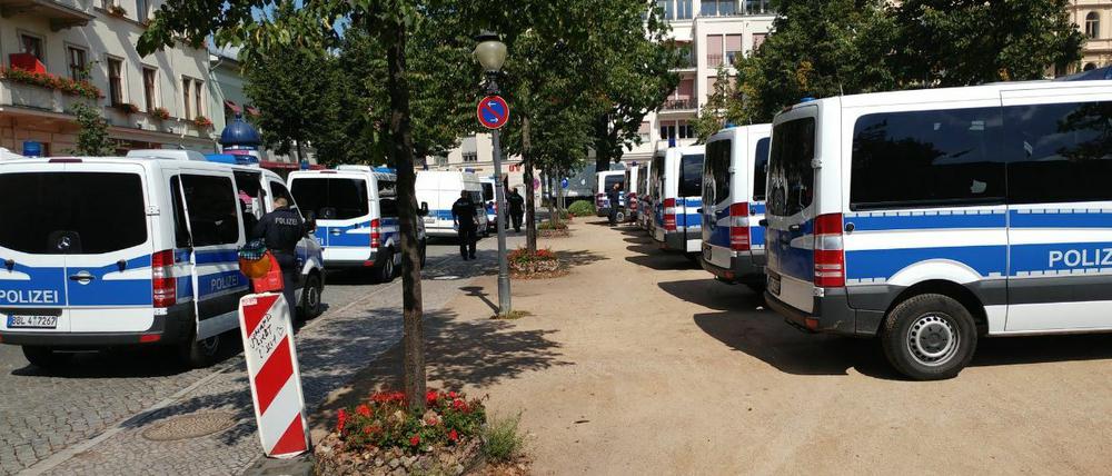 600 Beamten werden heute in Potsdam im Einsatz sein. Am Vormittag waren schon einige Polizeibusse am Luisenplatz.