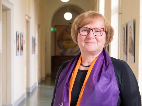Magdolna Grasnick im Rathausflur, Beauftragte für Migration und Integration